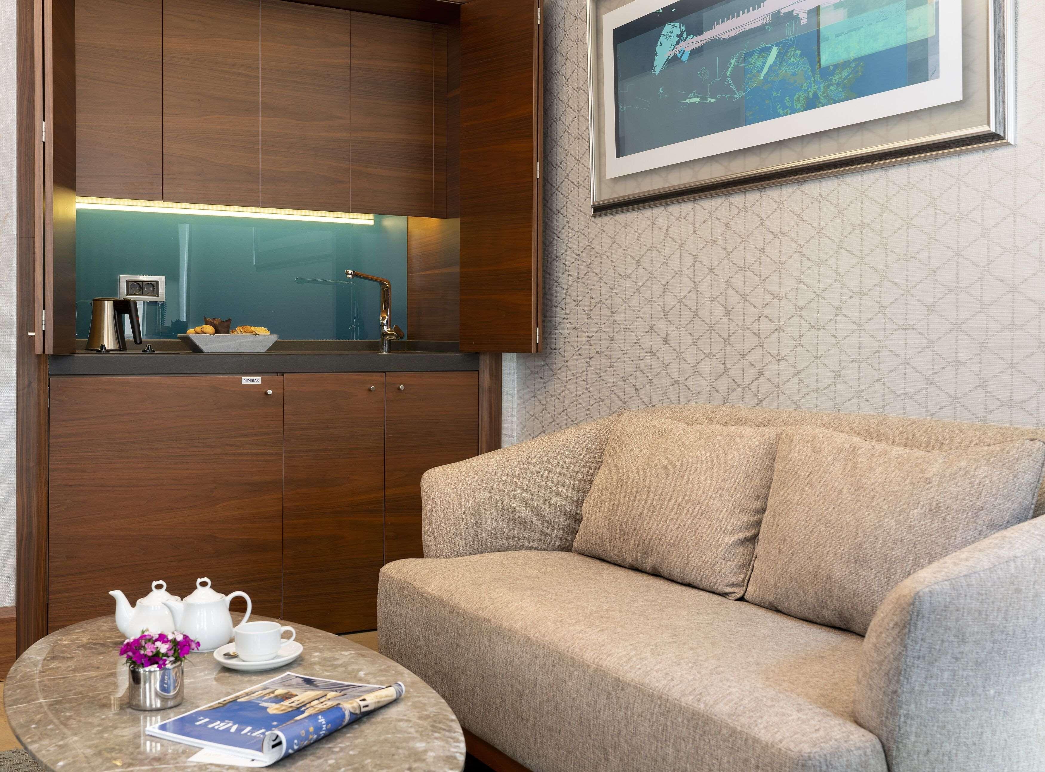 Radisson Blu Bosphorus Hotel Istambul Exterior foto A living room in a suite at the hotel
